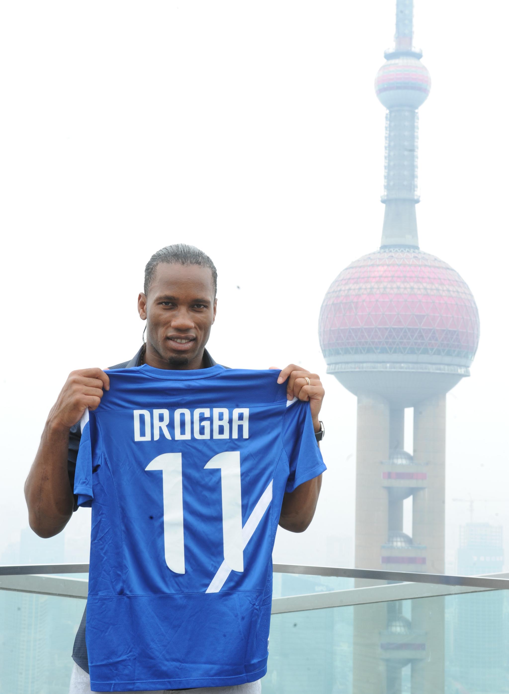 乐动体育官网 - 德罗巴回归赛场，惊险取胜首场状态亮眼，塞尔维亚队观众沸腾！